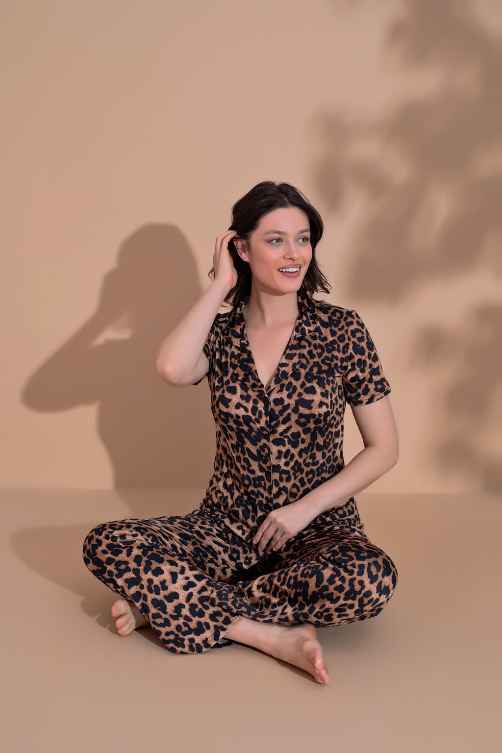 Kadın Leopar Desenli Kısa Kol Gömlek Yaka Pijama Takımı